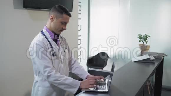 肖像医生在大堂诊所使用PC视频的预览图