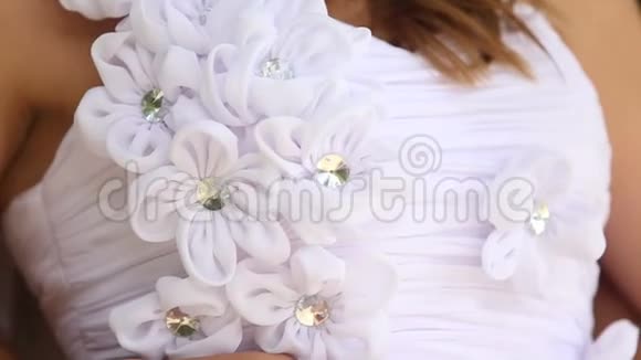婚纱与鲜花和珠子装饰视频的预览图