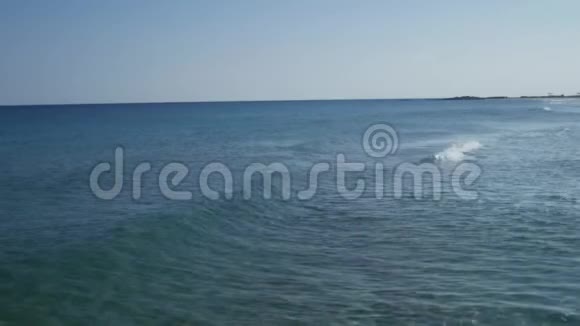 塞浦路斯安静的蓝色海景4K视频的预览图