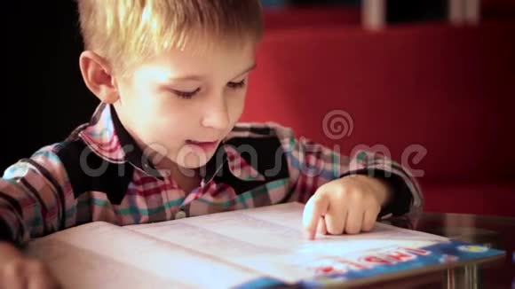 男孩学习读一本书视频的预览图