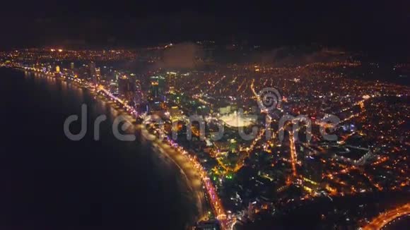 Flycam显示海滨城市夜景视频的预览图