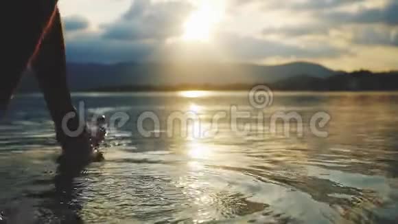 一个年轻人在日落时朝大海走去注意力不集中慢动作1920x1080视频的预览图