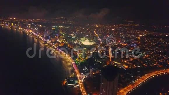 Drone晚上在海边打开夜晚城市的视野视频的预览图