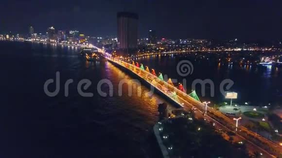 在海滨城市的夜晚Dran沿着海湾大桥飞翔视频的预览图