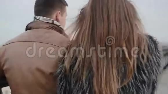 一对黑发夫妇的背景在屋顶上散步接吻说话关系和谐视频的预览图