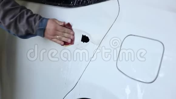 技工在加油站油漆前用砂纸打磨汽车视频的预览图