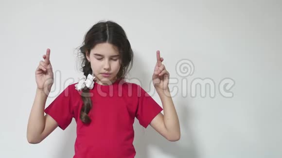 年轻女孩担心站着用手指祈祷好运女孩祝你好运视频的预览图