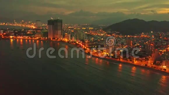 Drone接近海边度假城市的摩天大楼视频的预览图