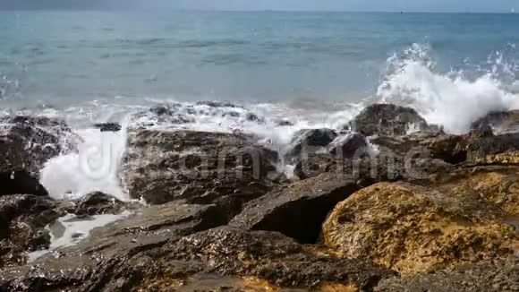 海浪冲击岩石视频的预览图
