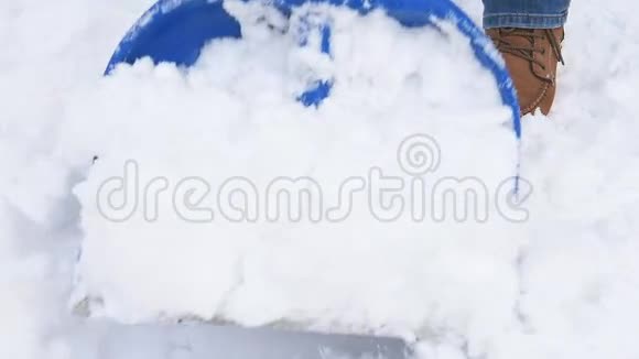 铲被推过雪视频的预览图