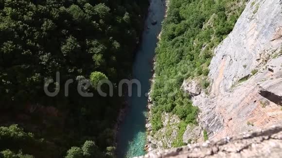 扎普线冒险在塔拉峡谷高以上塔拉河黑山向上倾斜视频的预览图