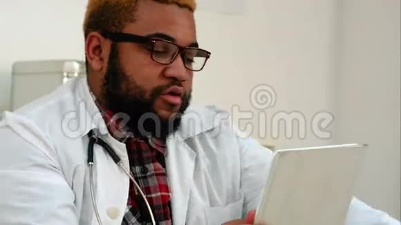 非裔美国医生通过平板视频电话进行咨询视频的预览图