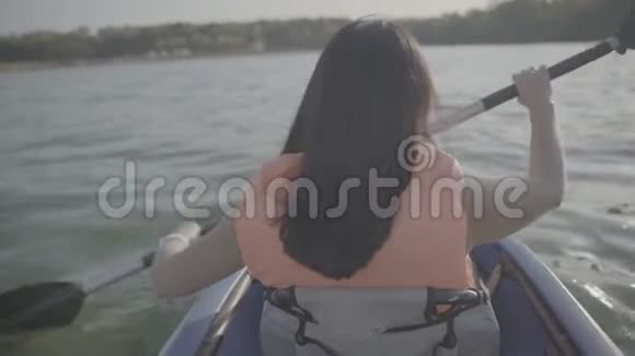女孩在皮艇上漂浮慢动作视频的预览图