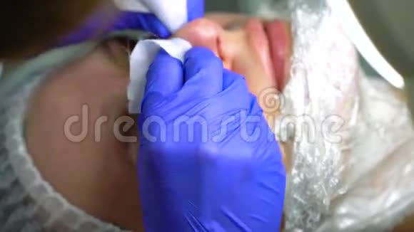 美容师做人工清洁妇女面部的程序视频的预览图