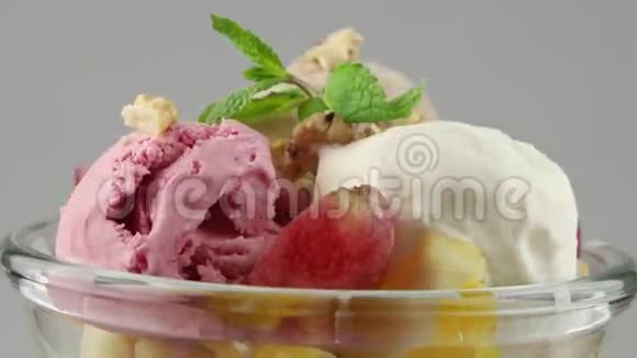 杯子里的圣代冰淇淋视频的预览图