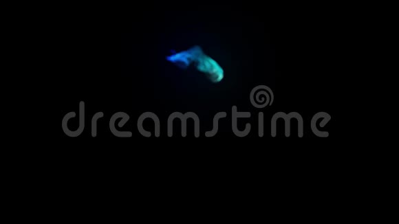在4k水中注射荧光蓝墨水油墨流动中辉光粒子的三维渲染Luma哑光频道视频的预览图