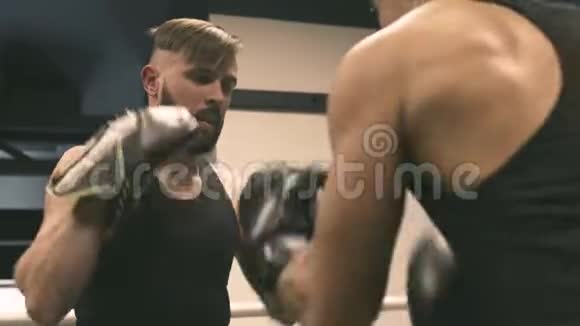 拳击手与搭档练习拳击视频的预览图