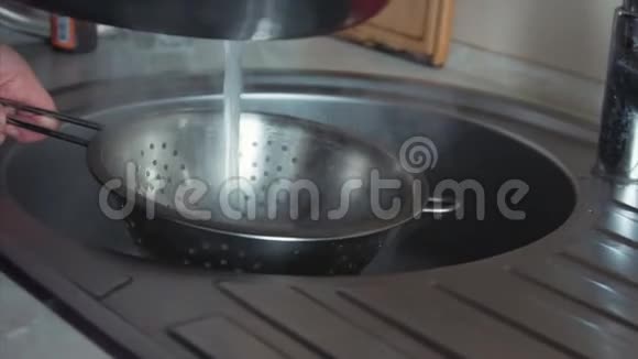 在沸水中涂上一层淡奶油视频的预览图