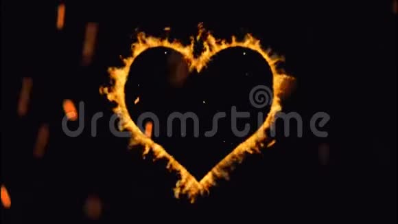 燃烧的心形火在黑色的背景上视频的预览图