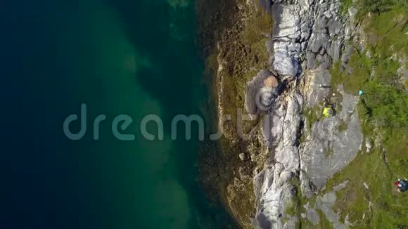 飞越岩石海角和大海视频的预览图