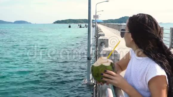 在码头喝椰奶的美女视频的预览图