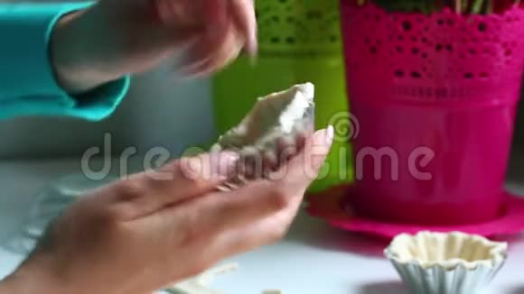 那个女人用烤盘把面团装满用手指把面团压入模具在桌子旁边的是遗骸视频的预览图