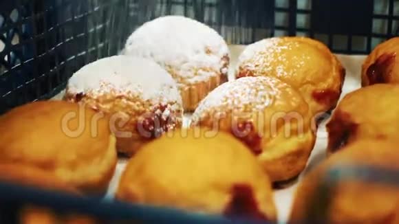 一种带有糖粉的甜甜圈油腻的油炸食品美味的糕点甜食的弱点视频的预览图