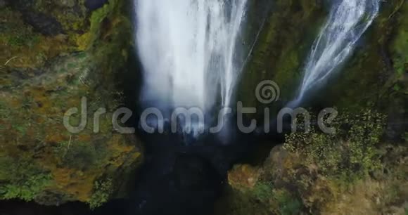 冰岛美丽的瀑布Gljufrabui的俯视图科普特向上移动水从山顶往下掉视频的预览图