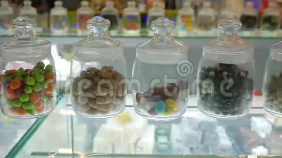 超市柜台上的釉面糖果五颜六色的糖果和混合的甜蜜和美味的概念作为背景视频的预览图