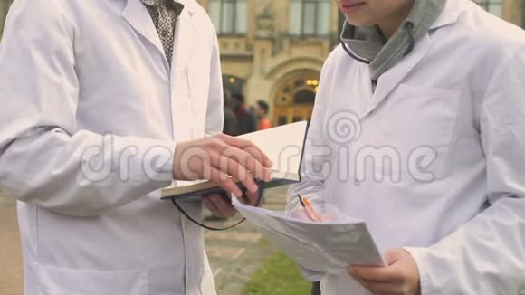 医科学生在校园背景视频的预览图