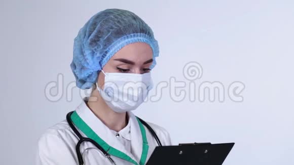 内科护士医生女士书写剪贴板视频的预览图