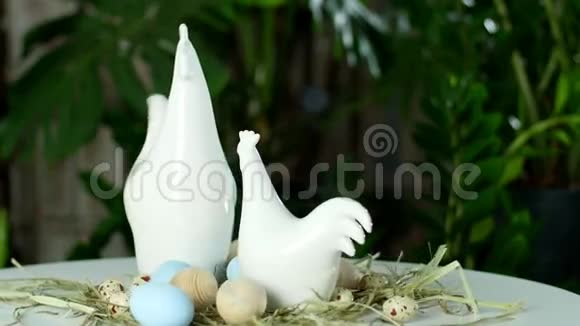 旋转节日的复活节构图在光线下在稻草上有两个白色的母鸡和小雕像视频的预览图
