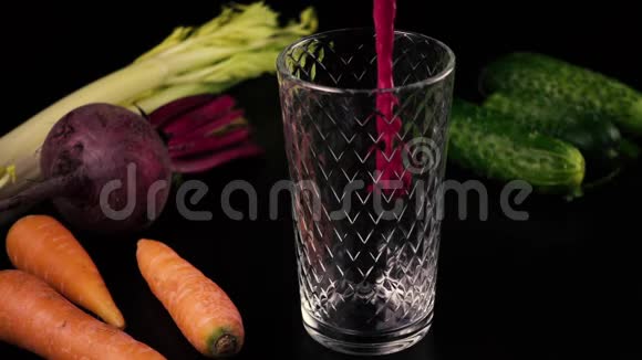 新鲜黄瓜胡萝卜芹菜和甜菜的冰沙慢动作视频的预览图