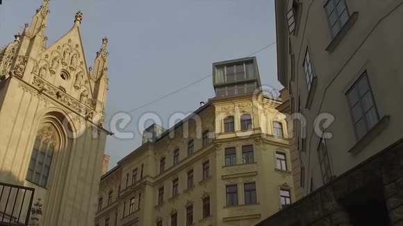 在蓝天背景下的维也纳教堂视频的预览图