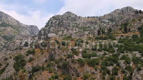 山岩上的Kotor要塞尽收眼底夏日遗产要塞山老城Kotor观光视频的预览图
