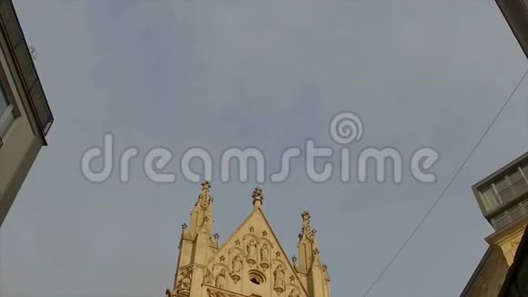 在蓝天背景下的维也纳教堂视频的预览图