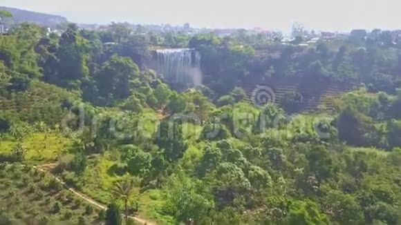 无人机通过乡村景观接近瀑布大象视频的预览图