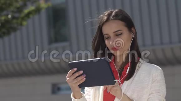女人拿着红色的手提箱站在写字板上看东西视频的预览图