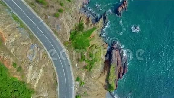 沿海岸高速公路飞行沿青色海洋转弯视频的预览图