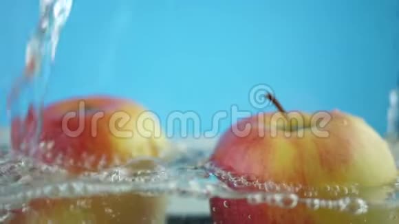 水中的红黄苹果带着透明的气泡视频的预览图
