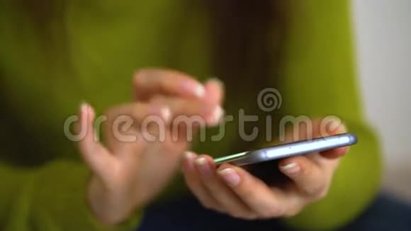 女人在智能手机上输入短信视频的预览图