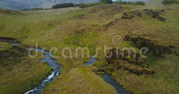 鸟瞰小河小溪成了冰岛一个强大的瀑布直升机飞越湍流视频的预览图