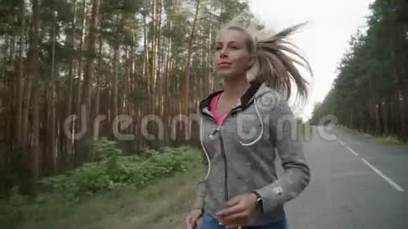 跑步妇女在公园跑步锻炼户外健身追踪器可穿戴技术视频的预览图