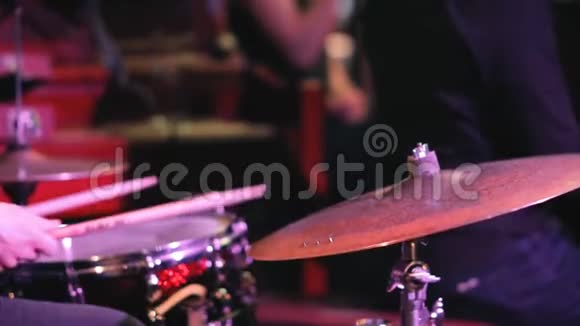 鼓手在鼓组上演奏视频的预览图