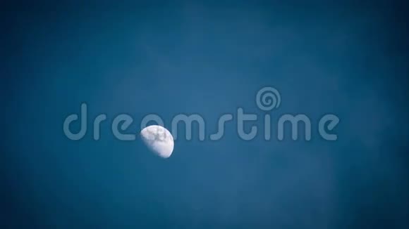 月亮在云后的天空上移动视频的预览图