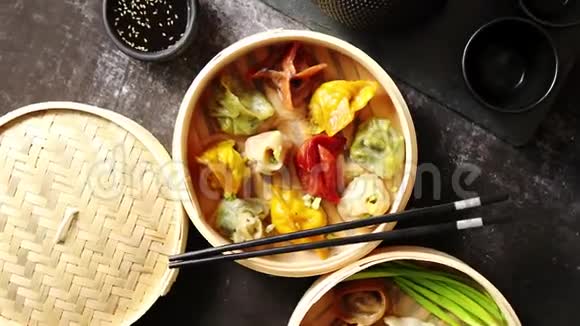 东方传统的中国饺子在木制蒸笼里视频的预览图