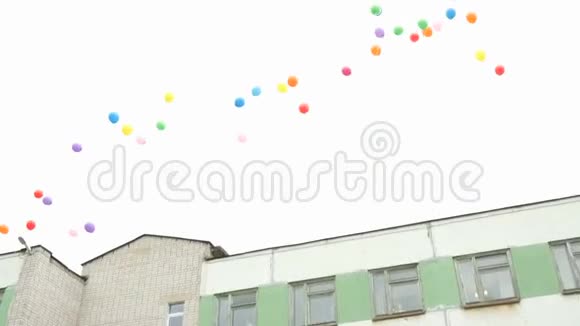 五颜六色的气球飞向天空视频的预览图