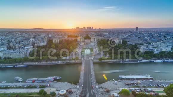 从法国巴黎的埃菲尔铁塔上可以看到在特罗卡德罗时代的日落视频的预览图