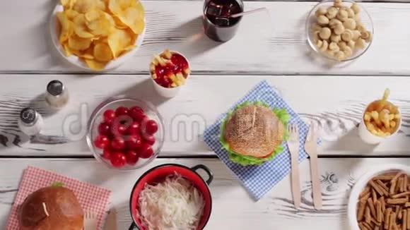 汉堡和一碗泡菜视频的预览图