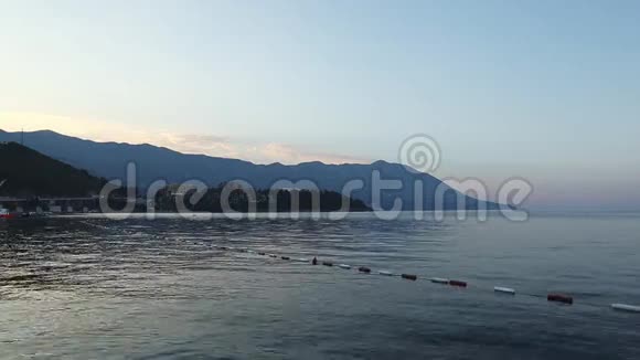 海上海岸夏日清晨带着蓝色的阴霾度假镇布德瓦黑山巴尔干半岛地平线海岸线上的山脉蓝色视频的预览图